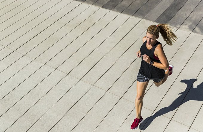 running woman experiencing spirulina benefits for energy levels